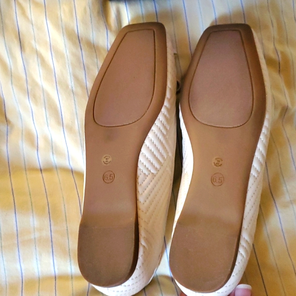 Liz Claiborne Cream Flats Woman's Size 6.5 - Picture 13 of 16